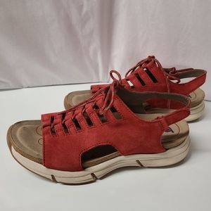 Bionica Red Leather Ormond All-Terrain Wedged Sandals Size 8M Womens. 
